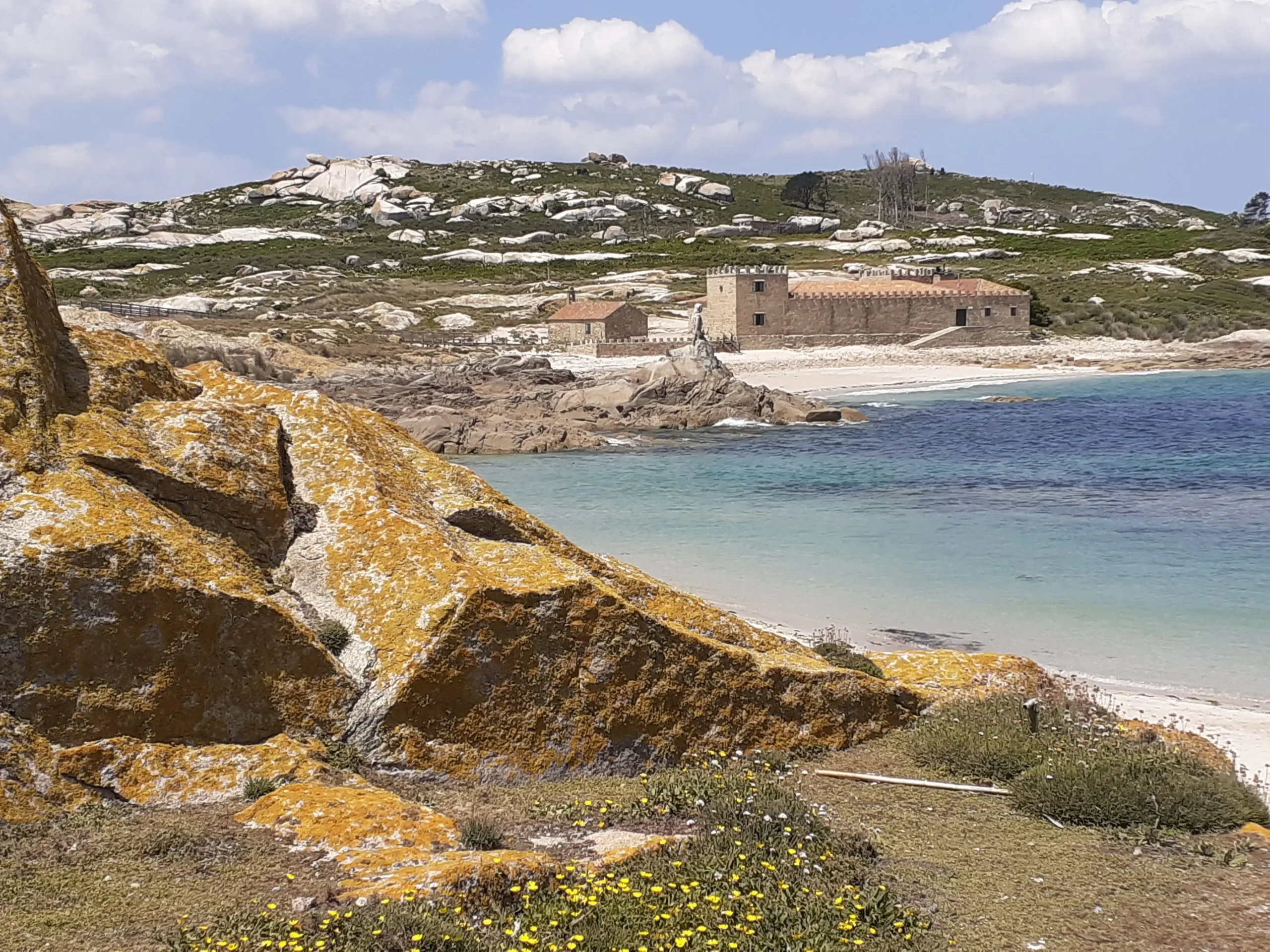 Playa y Pazo en la Isla de Sálvora